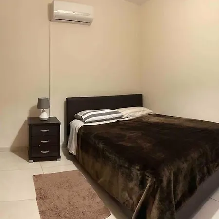 Cozy Comfortable 2-bedroom Apartment *